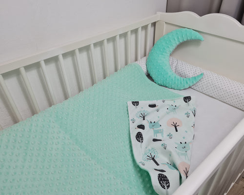 Minky sedziņa gaišā mint tonī ar stirniņām un kokiem uz balta pamata
