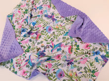 Ielādēt attēlu galerijas skatītājā, Minky sedziņa violeta ar krāsainiem kolibrī putniņiem un ziediem

